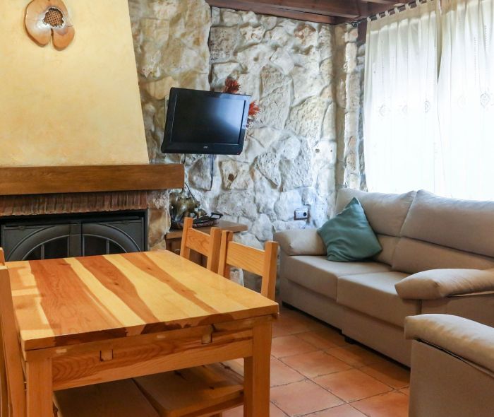 Acogedor salón con chimenea. Casa Rural El Sastre. Navaleno (Soria)