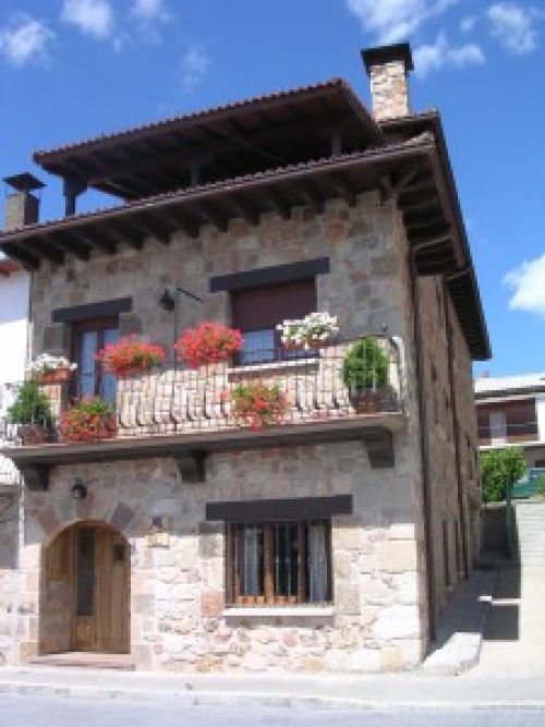 Fachada Casa Rural El Sastre. Navaleno (Soria)